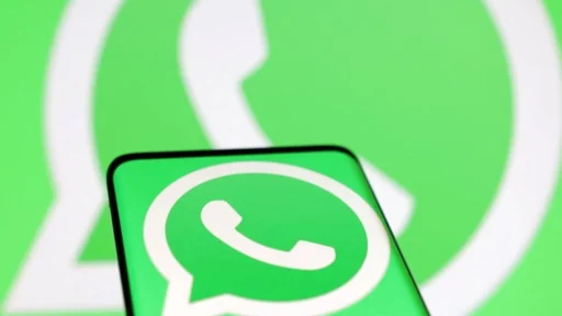 WhatsApp, uygulama içinde kamerayla dosya tarama özelliğini test etmeye başladı. Bu özellik, belgelerinizi hızlıca dijital formata çevirip sohbetlerde paylaşmanıza olanak tanıyacak.